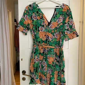Sandro silk floral jumpsuit - Jättefin jumpsuit från Sandro stl 40. Sparsamt använd