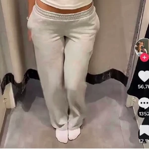 Bikbok byxor  - Säljer dessa slutsålda byxorna från bikbok då dem inte satt som jag ville. Köpta här på plick, endast testade!💖