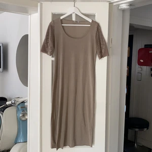 Klänning  - Klänning från Acne. Storlek M.