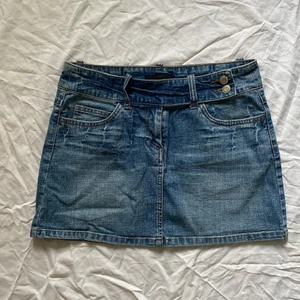 Snygg y2k kjol med sidospänne - Kjol med sidospänne från gammal vila. Strl S på lapp, skriv privat för mått. Köparen står för frakt. ⭐️