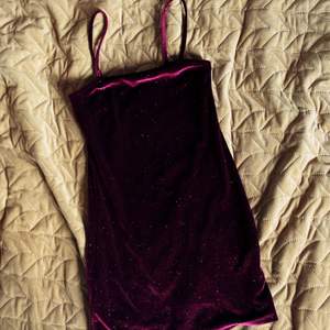 mörkröd glittrig kort klänning // helt oanvänd 🤍