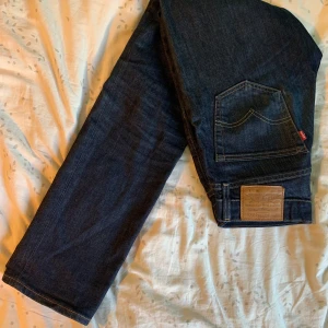 Levis jeans - Levis jeans i väldigt bra skick. De sitter lite åt straight leg och mom jeans hållet och dom har stora fickor. Midjemått: 37 cm tvärs över. Innerbensmått: 79 cm. Skriv för fler bilder.