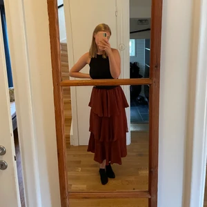 Kjol - Fin kjol med volanger från Gina. Skulle säga att färgen är lite brunaktig, mer som på sista bilden men med lite vinrött i sig. Jättefin färg nu till hösten! Använd ca 3 gånger.