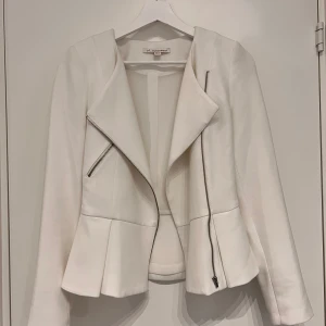 Vit kavaj - använd endast en gång!  ingen vaknade  den är som ny och dess tyg är vackert