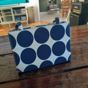 40talls väska  - Snygg vintege väska i 60-talls still. Av bra kvalité och sparsamt använd. Säljer då den inte kommer till användning 