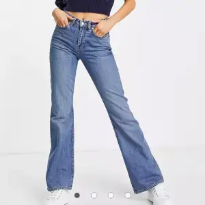 Jeans är från weekday och är modellen ”Sway”, och midwaist. Strl 23/32. Köptes för 500, och säljs för 299💞