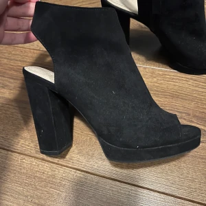 Skor, strl 37 - Högklackade skor från H&M, knappt använda.  Storlek 37. Frakt ingår ej i priset.