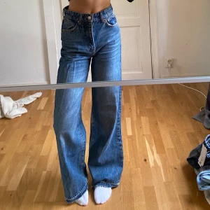 mörkblå jeans med vida ben - skitsnygga jeans från Gina, uppsprättade längst ner. jag är 172 🤍 köpta för ett par år sedan så tror inte de finns kvar på hemsidan