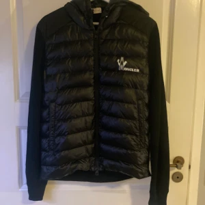 Moncler Cardigan Herr - Säljer min Moncler jackan som är i perfekt skick. Storlek S, Pirs 5000kr eller bud 