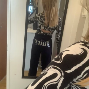 Juciy  - Jag säljer mina svin snygga Juciy med text för dom absolut inte kommer till användning använda 6-7 gnr pricis när jag fick dom❤️