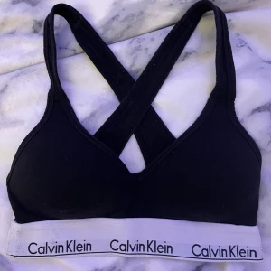 Calvin klein  - Säljer en calvin klein topp som är i ett bra skick därav att den använts ett fåtal gånger. Säljs pågrund av att den blivit för liten. Köparen står för frakten!!💗