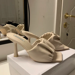 Nly klackar  - Hejsan, säljer nu mina älskade klackar som jag tyväääärr inte har kommit till så mycket användning🥰. Nytt skick på dom då jag använt dom 1-2 gånger ute. Nypris på dom 549kr❤️