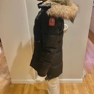 Parajumper Longbear - En äkta parajumper jacka använd en vinter i storlek 154/160. Den är svart och i bra skick. En till patch kommer även med.