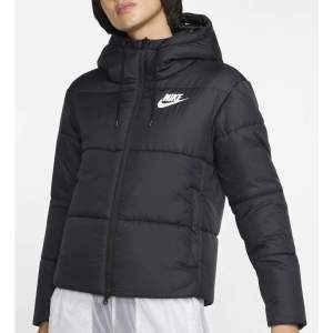 Säljer min Nike jacka då den inte passar längre. Storlek S.  Endast använd en höst / vinter.  450kr inkl spårbarfrakt 