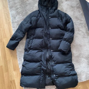 Superdry pufferjacka lång - Lång oversize vinterjacka från Superdry, använd en halv säsong så mycket fint skick. Säljes då den är för stor för mig. Storlek 36. Passar även större 34 och 38. Nypris ca 3000