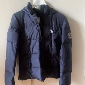 Vinter jacka - Super fin mörkblå vinterjacka från abecrombie and fitch. Fint skick! Köparen står för frakten