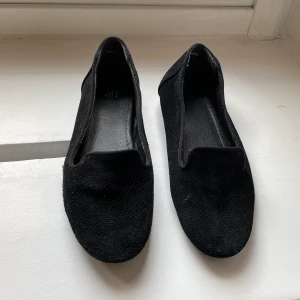 Ballerina strl 38 - Mjuka ballerina i stilren design. I gott skick, sparsamt använda. 