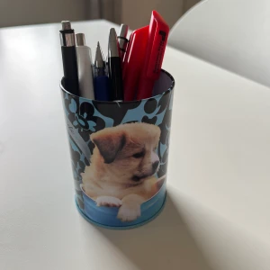Förvarings mugg  - En söt liten mugg som man kan ha vad man vill i, pefekt att tex ha pennor i på ens skrivbord, hylla mm. 