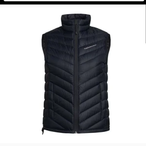Peak performance väst - Jag säljer min peak väst som jag köpte för nått år sen. Den är använt några fåtal gånger och säljer pågrund av att jag inte använder längre. Jätte fint skick och inga skador. Köpte för 1800kr på peak butiken.💗
