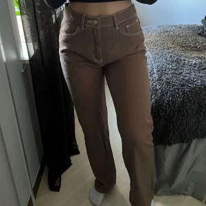 Bruna jeans  - Säljer dessa bruna jeans så dom inte riktigt är min stil plus att dom är för stora.