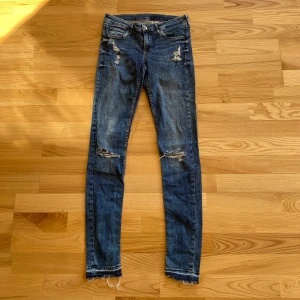 Skinnet ripped jeans - Spinny ripped jeans från H&M Mycket fint skick. Låg i midjan. Stretchiga.