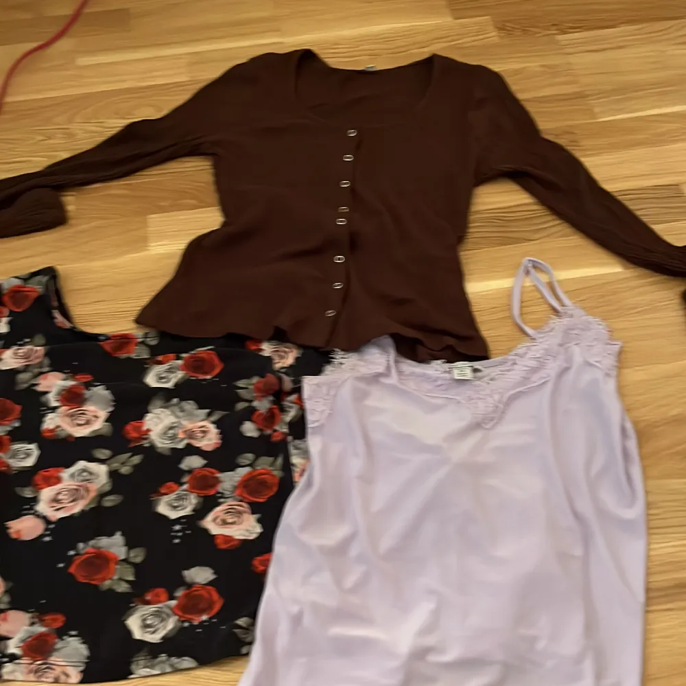 2 olika tröjor och ett Linne som inte kommer till användning använt blommiga tröjan 2-4 gånger och linnet 2-3 gånger och aldrig använt bruna tröjan.säljer alla för 250 och 1 varsin för 60kr.. Toppar.