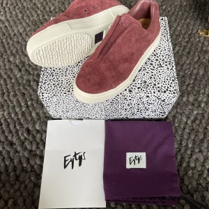 Eytys doja s-o st:38 - Säljer ett par eytys doja s-o i storlek 38. Skorna är helt oanvända, endast prövade 1 gång. I färgen Barolo vilket är vinrött.  Original kartong, dustbag och pappren från köpet hänger med.  Inköpta för 1900kr Säljer dom nu för 1200kr