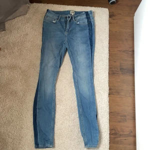Jeans - Blåa jeans med mörkblåt på sidan