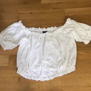Vit top/blus - En fin liten top med resår från Gina tricot!💗 Storlek: XS  Tar endast swish, meddela vi intresse!💓 