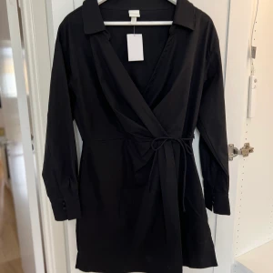 Omlottklänning i linne - Svart omlottklänning i linnematerial, oanvänd med lappen kvar