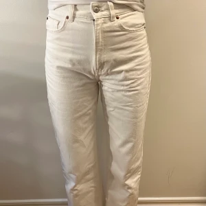 Vita jeans - Jag säljer mina vita högmidjade jeans från HM eftersom jag inte använder dem längre. Storlek 38. Väldigt bra skick! 200kr + frakt 