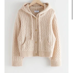 Other stories tröja - Säljer nu min mysiga kofta från other stories. Fixk i julklapp men fixk tyvärr ingen användning av den. Så snygg och mysig nu till vintern. Kostade 890kr och anvönd högst 5 gånger. Säljer för 500kr nu när den är helt slutsåld. Storlek S 