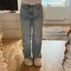 Jeans  - Jeans från Ginatricot, strl 38. Säljer pga för långa och kommer inte till användning. Lite slitet där nere men som inte syns utanpå. Köparen står för frakten!