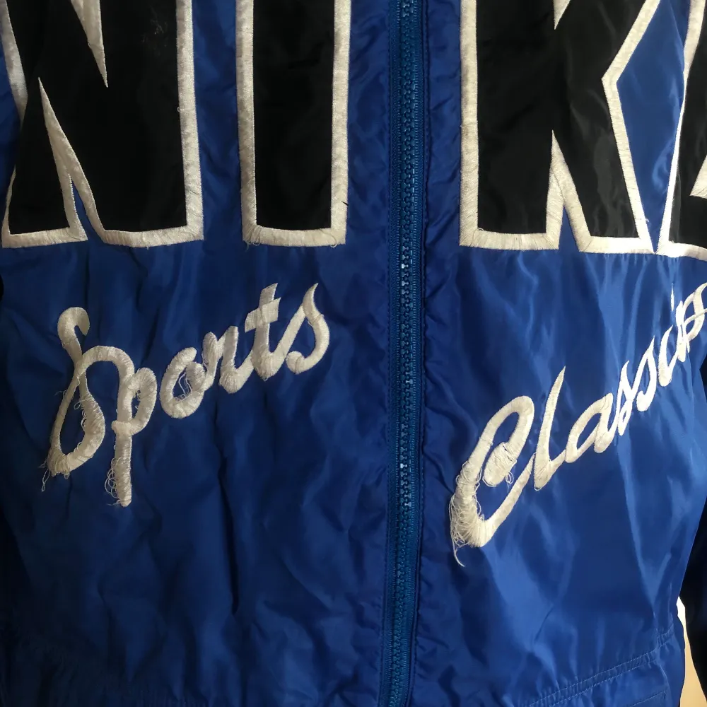 Snygg täckjacka från Nike! Sparsamt använd men finns tecken på slitage (Se bild 2). Jackor.