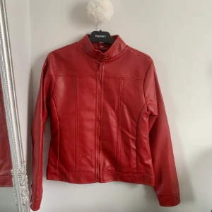 Röd jacka - (Inga bilder på. Skriv till mig innan ni köper!) Röd vintage jacka i storlek UK 12 (ungefär storlek 38)❣️ Fraktkostnaden kan variera beroende på betalsätt🖤