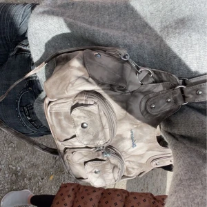 Väska - Jätte fin väska jag köpte från en marknad men inte fått användning för. Oanvänd, har massa olika bra fack, höjde priset för många va intresserade