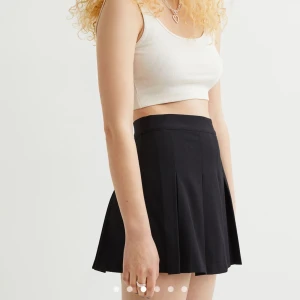 Svart kjol som är twilltad  - Denna kjolen som jag endast har använt en enda gång💓