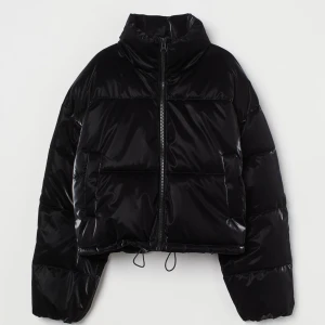 Puffjacka - Puffjacka ifrån HM i storlek XS. Denna är helt oanvänd då jag råkat beställa två likadana. Denna jacka är svart och lite glansig i materialet. (fraktas spårbar med postnord +79kr)