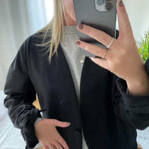 Kavaj/Jacka - Säljer denna kavaj i ganska tjockt material, mer som en jacka och köpt av mig i tanke att ha som jacka men kom aldrig till användning. Nypris 650kr! En knytning likt en rosett vid armarna som går att ta bort, en knapp att stänga jackan med😊