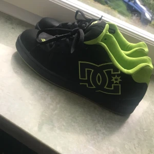 Skor - Nästan helt oanvända skor, super feta o ha på vintern. De är riktigt varma:kr🌸