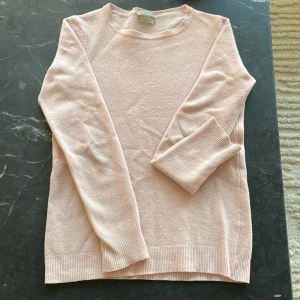 Stickad tröja - Jätte fin stickad tröja i ljusrosa från Stile Benetton i italienskt garn💗tröjan passar xs/s, säljer pågrund av att den blivit lite för liten för mig, inte använd många gånger💗skriv för frågor !!