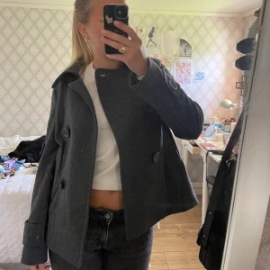 H&M kappa - Kort kappa från h&m, nyskick 💓