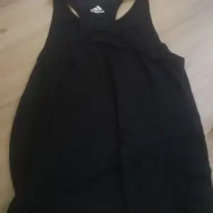 Ett svart Adidas linne