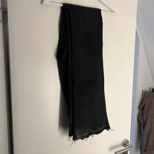 Svarta bootcut  - Skit snygga svarta långa bootcut jeans. Två fina och detalj fickor längst fram. Men även super användbara. Väldigt långa i benen 🙏🔥