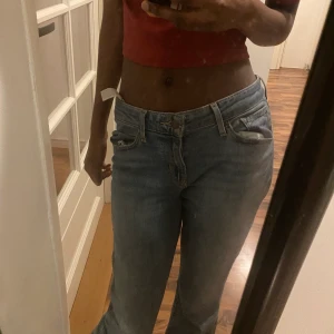 Levis Jeans - Bootcut - Säljer dessa Bootcut jeans från Levis då det tyvärr inte passar så bra. Byxorna är endast använda ett fåtal gånger och är därav i fint skick. Modellen är 715 Bootcut.  Nypris. -  999kr. Pris kan diskuteras 💕