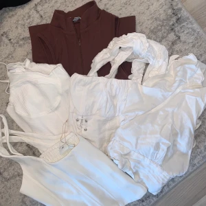 Ett kit med festliga och vardagstoppar. - Säljs som kit, ej separat. 5st ljusa toppar, varierar i storlek. Passar nån som är i storlek M-L. Från bland annat asos, bershka, H&M
