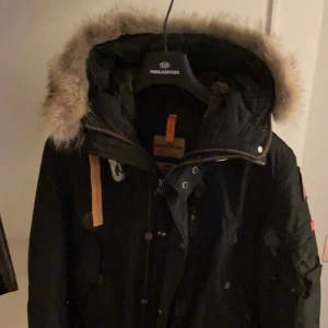 Parajumper jacka  - Pris kan diskuteras jätte bra skick skriv för bättre bilder 