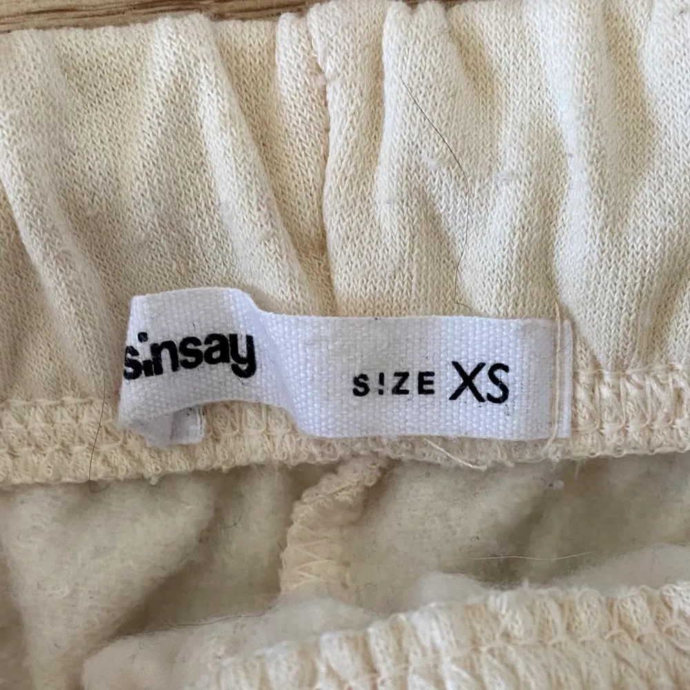 Mjukisbyxor från sinsay i storlek xs använda 2 gånger, är i bra skick. För fler frågor/bilder kontakta gärna.. Jeans & Byxor.