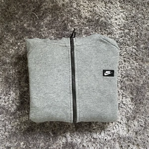 Nike zip Hoodie - Snygg och ovanlig nike college tröja. Storlek M. I bra skick. Om du har en fråga är det bara att ställa den🙂