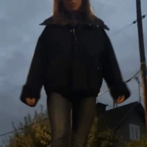 En jacka från other storyz - Jätte fin jacka jag fick hem förra veckan bra sick, säljer då jag ska köpa en annan, köpt för 1550